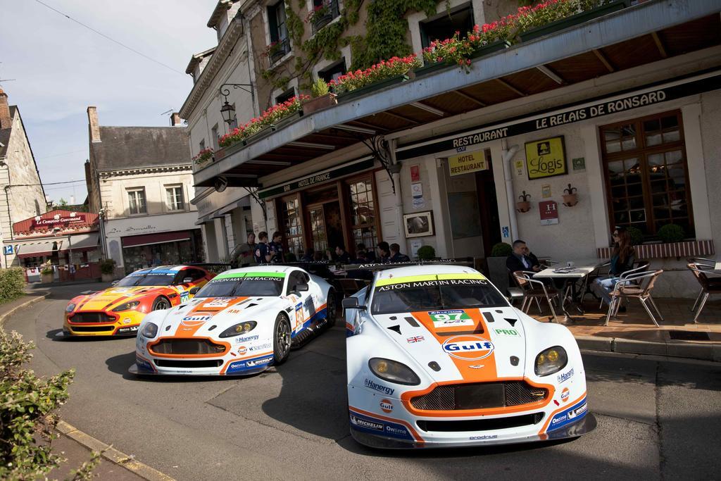 Logis Hotel De France La Chartre-sur-le-Loir Dış mekan fotoğraf